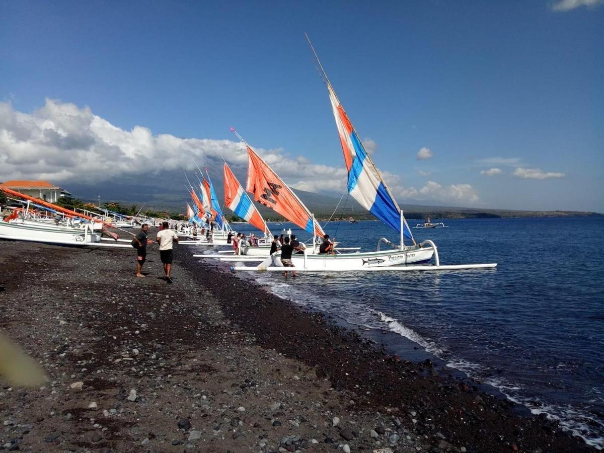 Tudes Homestay Amed Esterno foto