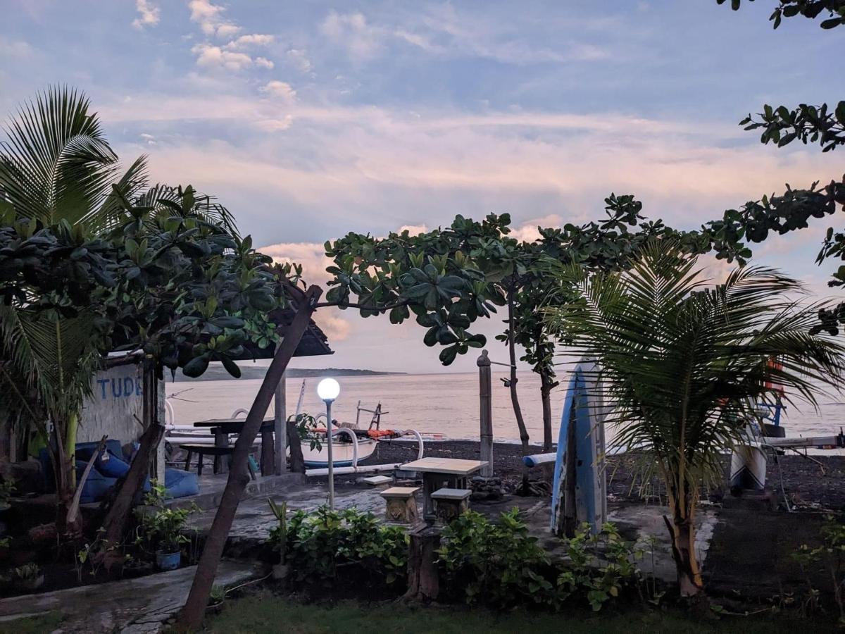 Tudes Homestay Amed Esterno foto