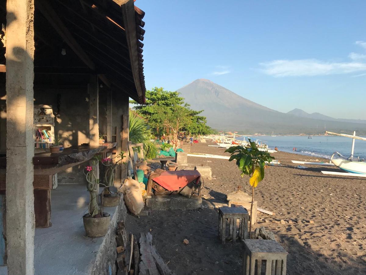 Tudes Homestay Amed Esterno foto