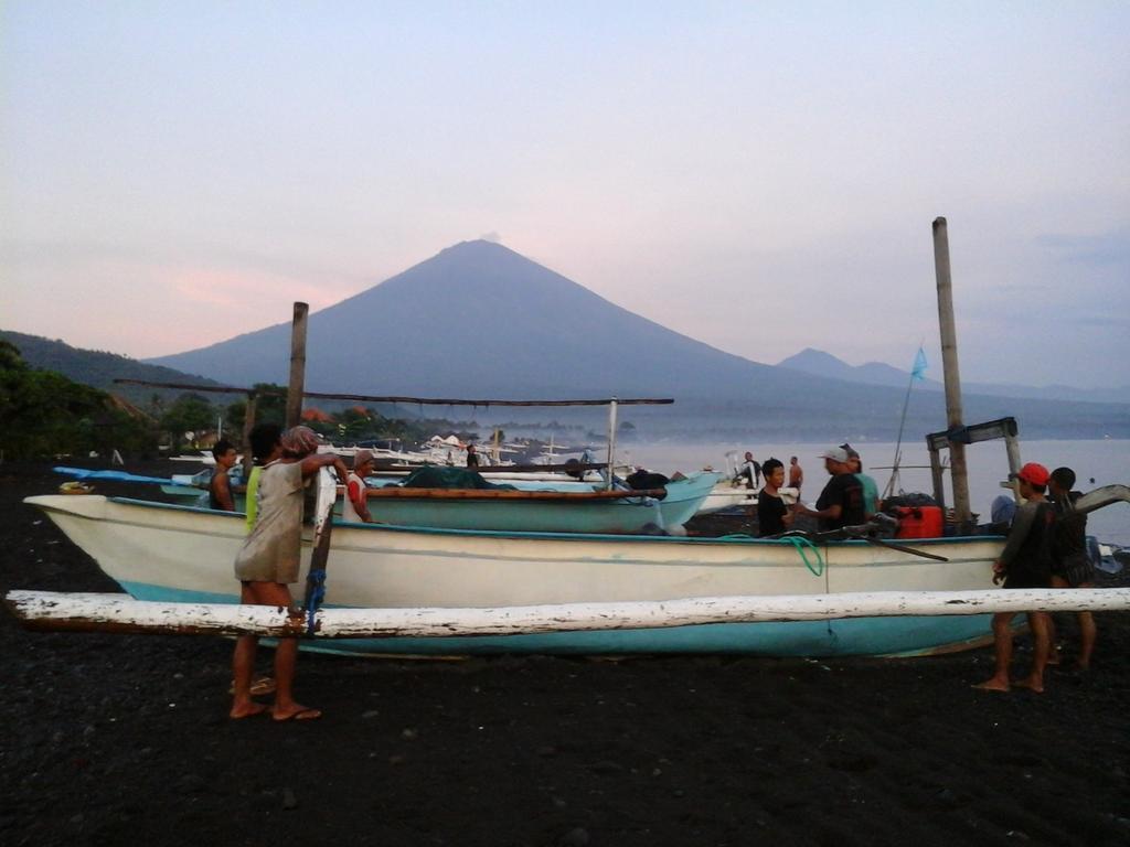 Tudes Homestay Amed Esterno foto