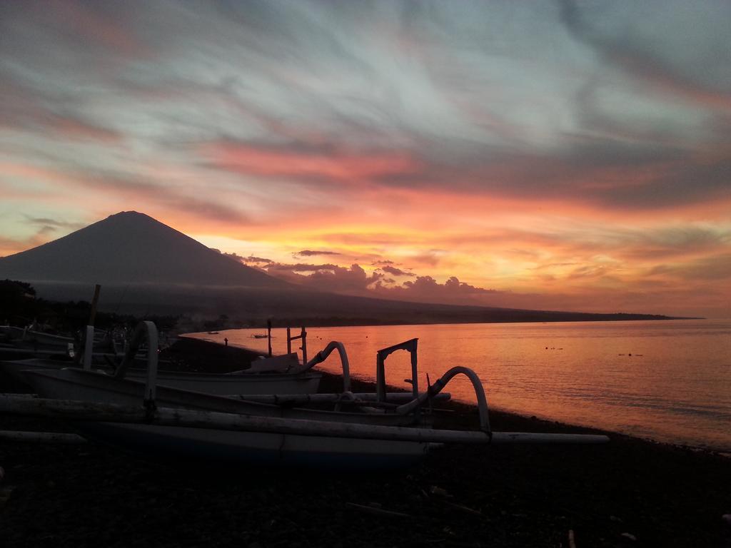 Tudes Homestay Amed Esterno foto